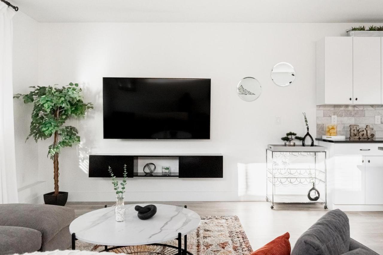 Modern Chic - Spacious Duplex - Highlands *