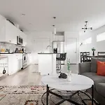 Modern Chic - Spacious Duplex - Highlands